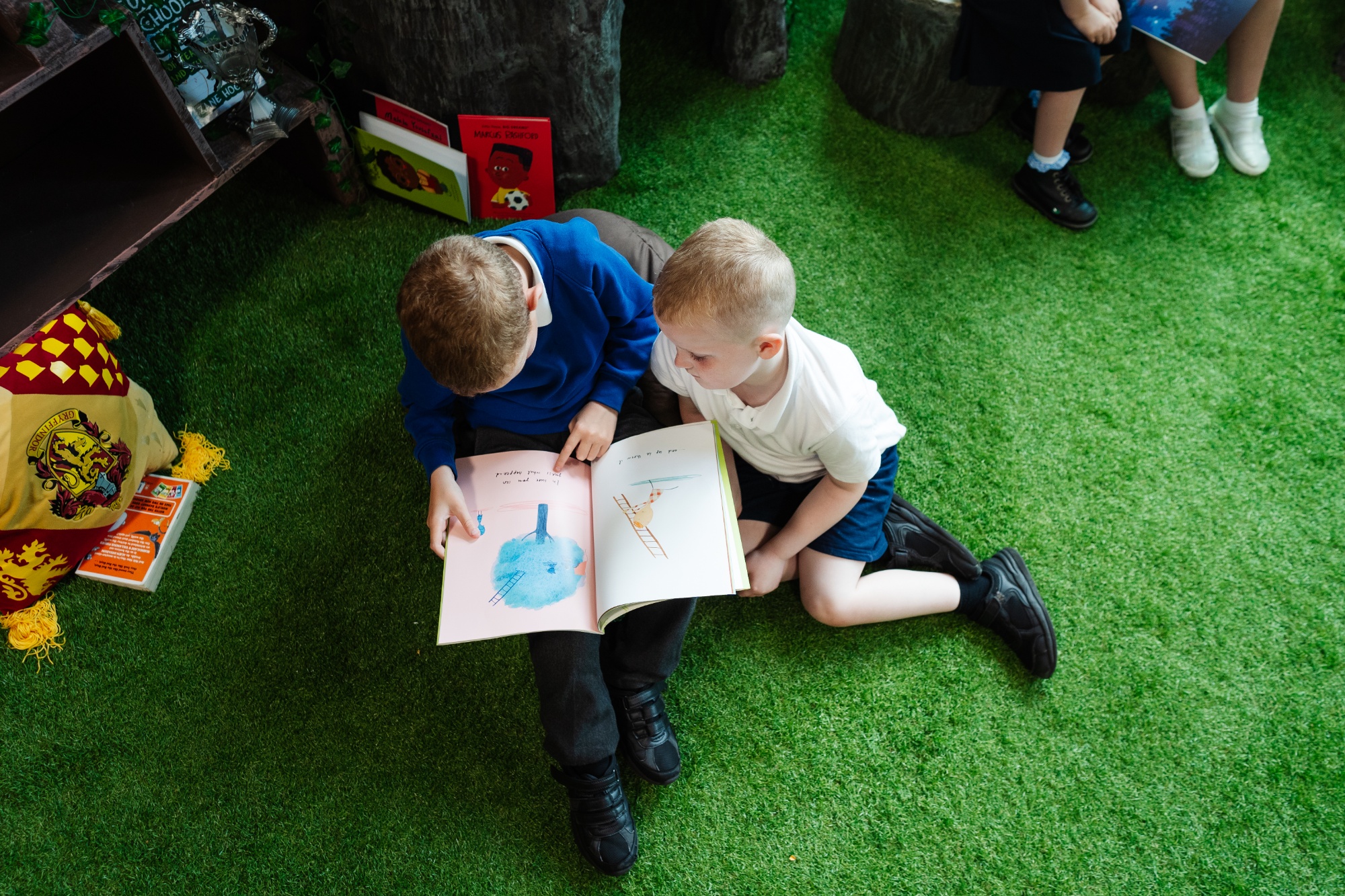 picture of children reading in the library